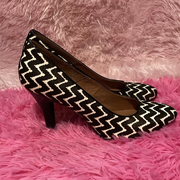 Sofft Moselle calf hair chevron pattern patent heel pumps in cream and brown 10 - Picture 3 of 12